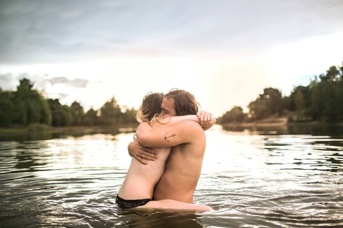 Грудастая женщина купается голой перед любовником в озере
